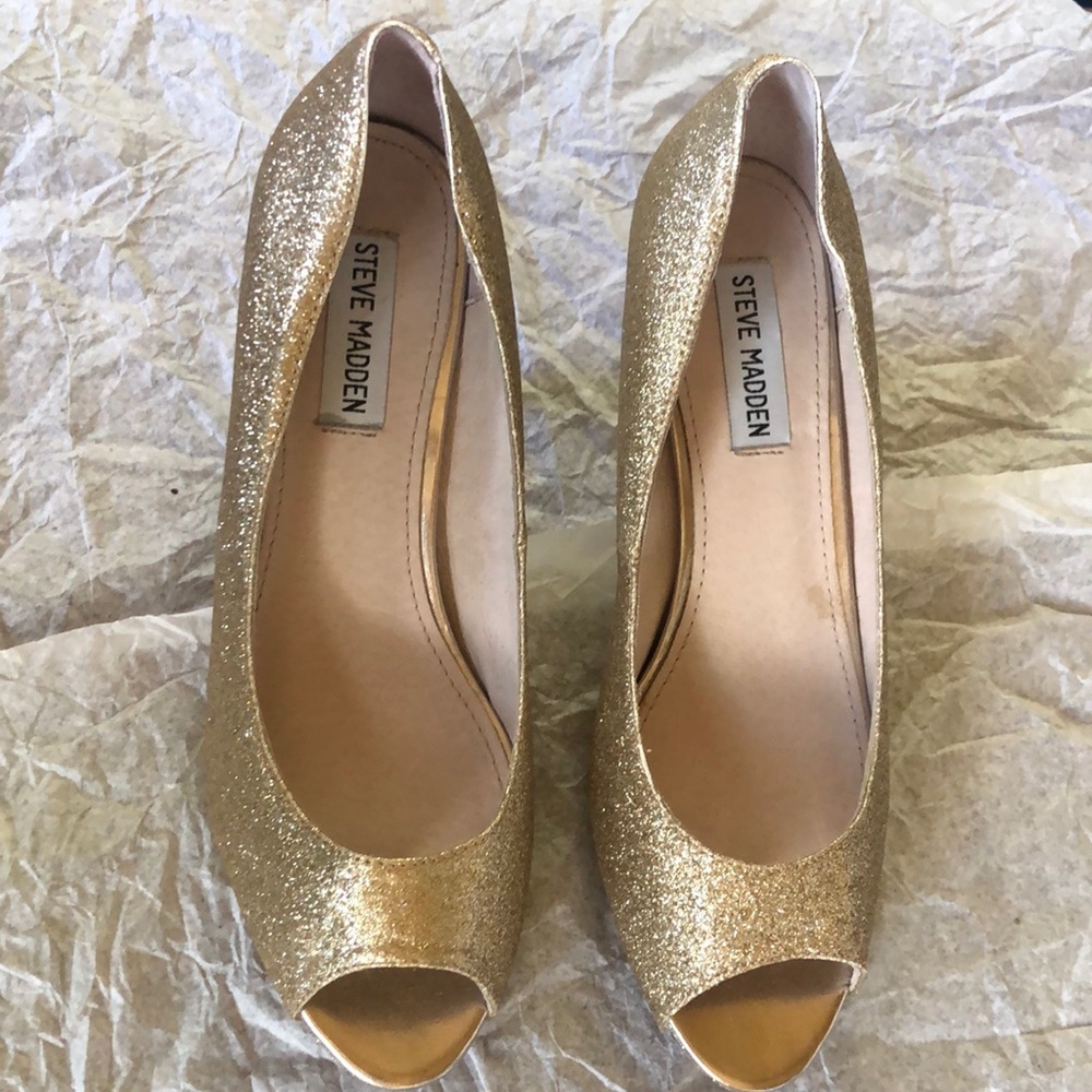 Steve Madden gold pumps